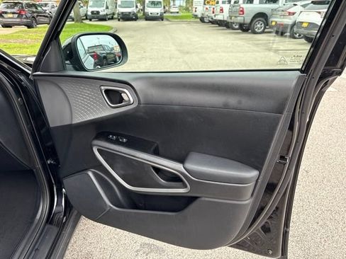 Used 2025 Kia Soul LX w/ LX Technology Package FWD image 12