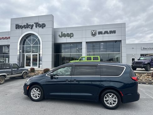 Used 2022 Chrysler Pacifica Touring-L image 1