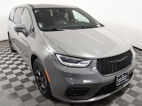 Used 2022 Chrysler Pacifica Limited w/ Uconnect Theater Family Group FWD image 9