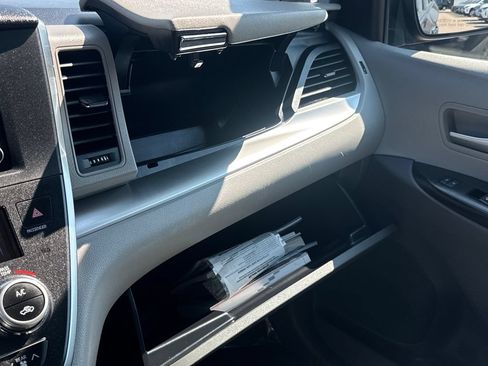Used 2018 Toyota Sienna LE AWD/4WD image 29