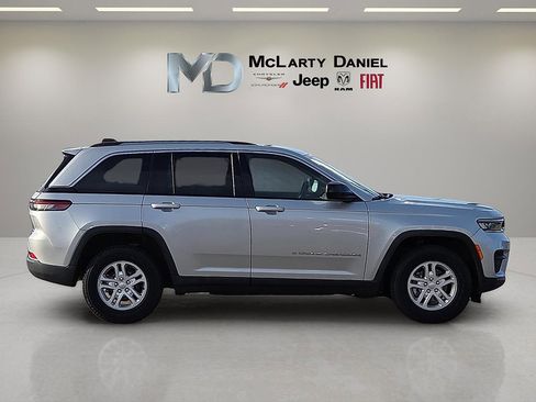 Used 2024 Jeep Grand Cherokee Laredo image 6