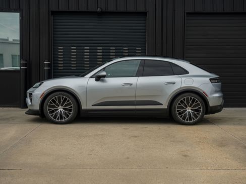 Certified 2025 Porsche Macan Electric image 2