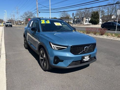 Used 2025 Volvo XC40 B5 Plus AWD/4WD image 6