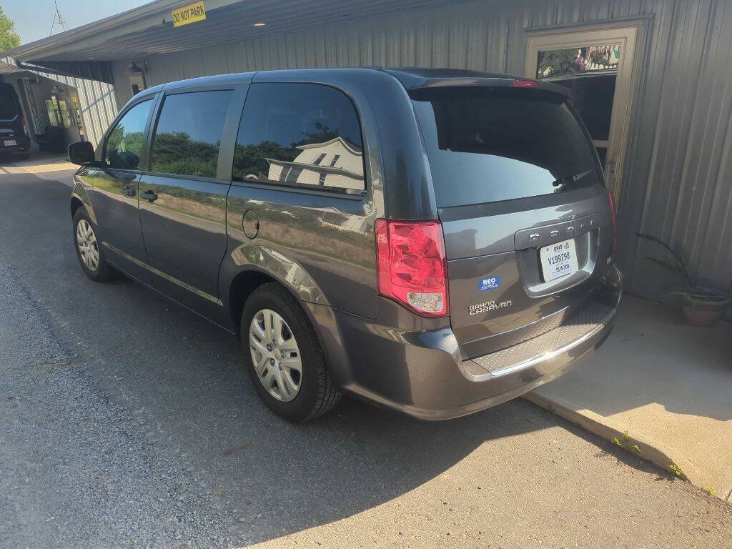 Used 2019 Dodge Grand Caravan SE FWD image 2