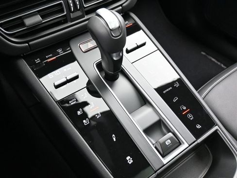 New 2026 Porsche Macan Turbo image 21