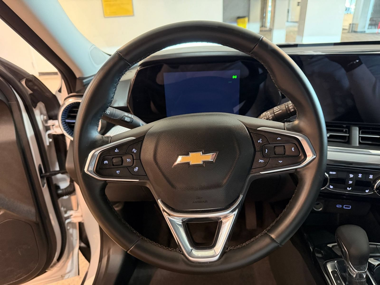 Used 2025 Chevrolet Trax LT w/ LT Convenience Package FWD image 26