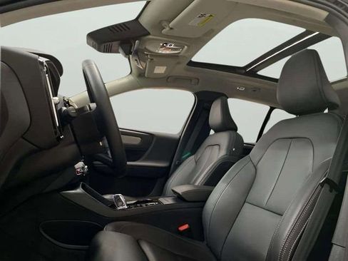 Used 2025 Volvo XC40 B5 Plus image 25
