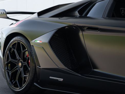 Used 2020 Lamborghini Aventador SVJ AWD/4WD image 16