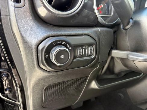 Used 2021 Jeep Wrangler Unlimited Rubicon w/ Dual Top Group AWD/4WD image 13
