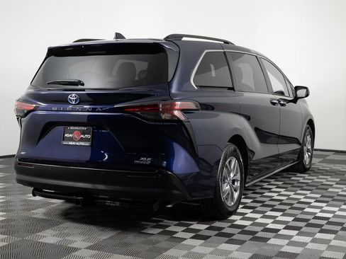 Used 2022 Toyota Sienna XLE image 7
