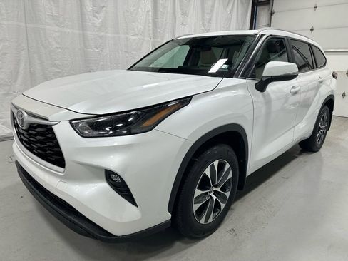 Used 2025 Toyota Highlander XLE image 2