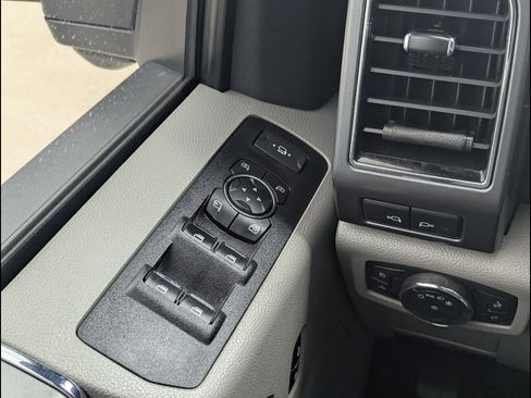 Used 2022 Ford F250 XLT w/ XLT Premium Package image 29