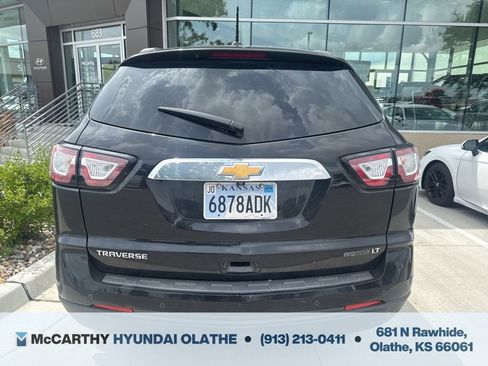 Used 2017 Chevrolet Traverse LT w/ Style and Technology Package FWD image 7