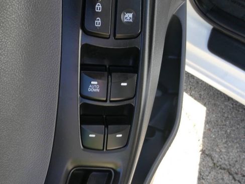 Used 2015 Hyundai Elantra SE image 20