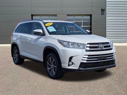 Used 2019 Toyota Highlander XLE AWD/4WD image 3