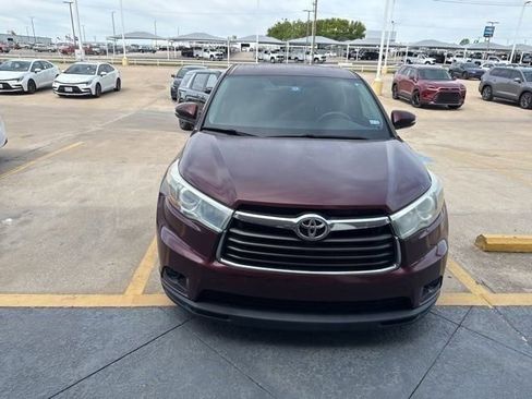 Used 2016 Toyota Highlander LE FWD image 2