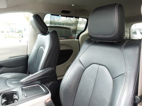 Used 2022 Chrysler Pacifica Touring-L image 23