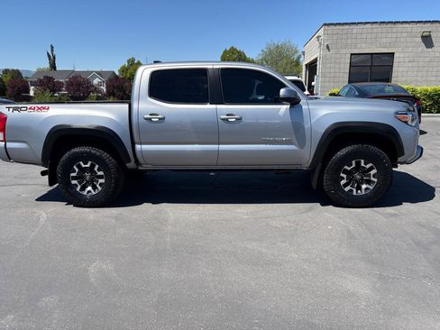 Used 2017 Toyota Tacoma TRD Off-Road AWD/4WD image 5
