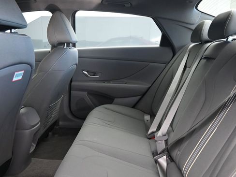 Used 2025 Hyundai Elantra SEL image 18