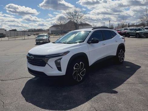 Used 2024 Chevrolet Trax RS image 4