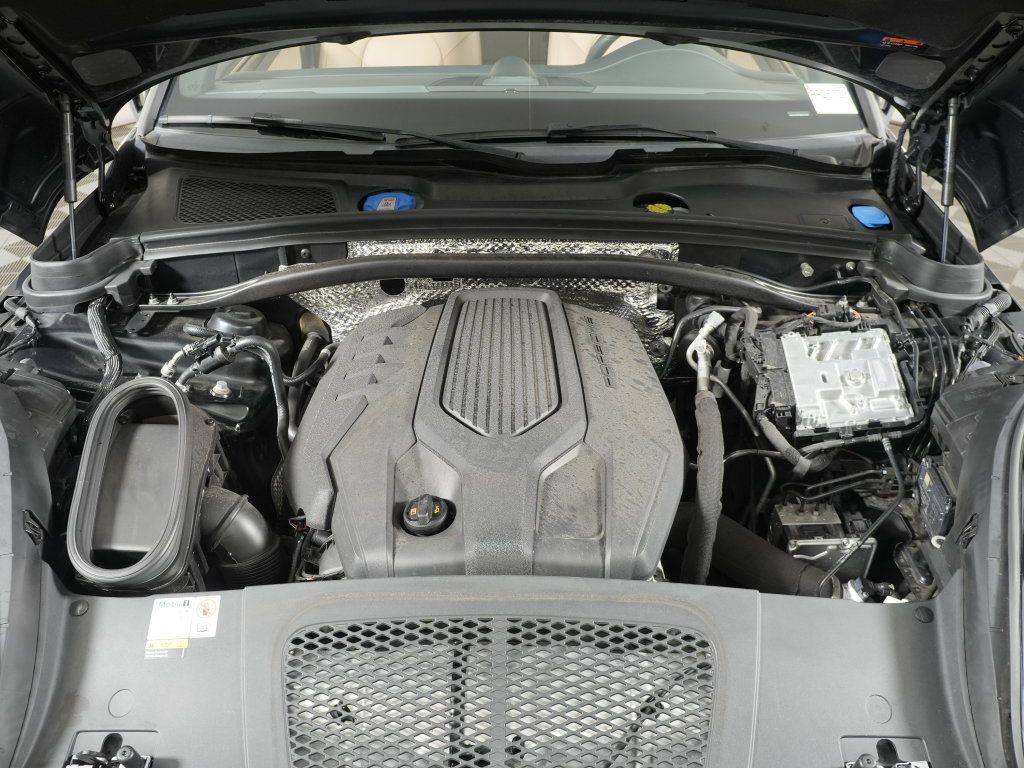 Certified 2023 Porsche Macan AWD/4WD image 42