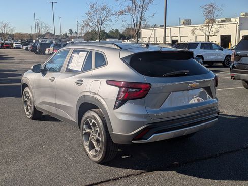 Used 2025 Chevrolet Trax LT w/ LT Convenience Package image 7