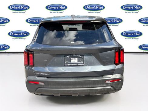 Used 2023 Kia Sorento LX image 6