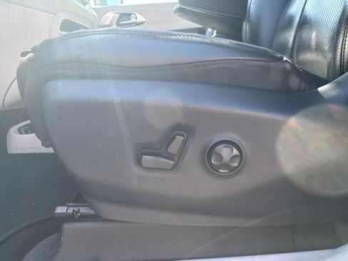 Certified 2019 Chrysler Pacifica Limited FWD image 35