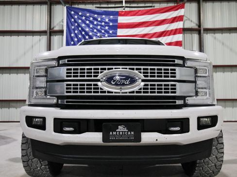 Used 2019 Ford F250 Platinum w/ Platinum Ultimate Package image 2