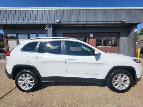 Used 2017 Jeep Cherokee Latitude FWD image 8