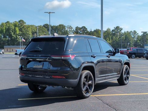 Used 2025 Jeep Grand Cherokee Altitude RWD image 7