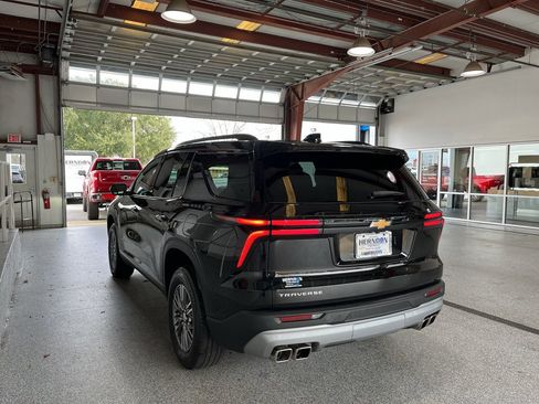 Used 2025 Chevrolet Traverse LT image 6