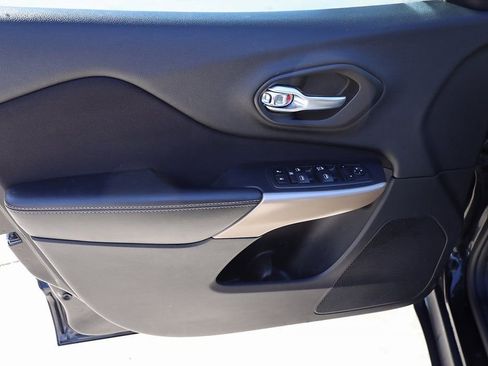 Used 2018 Jeep Cherokee Latitude image 10