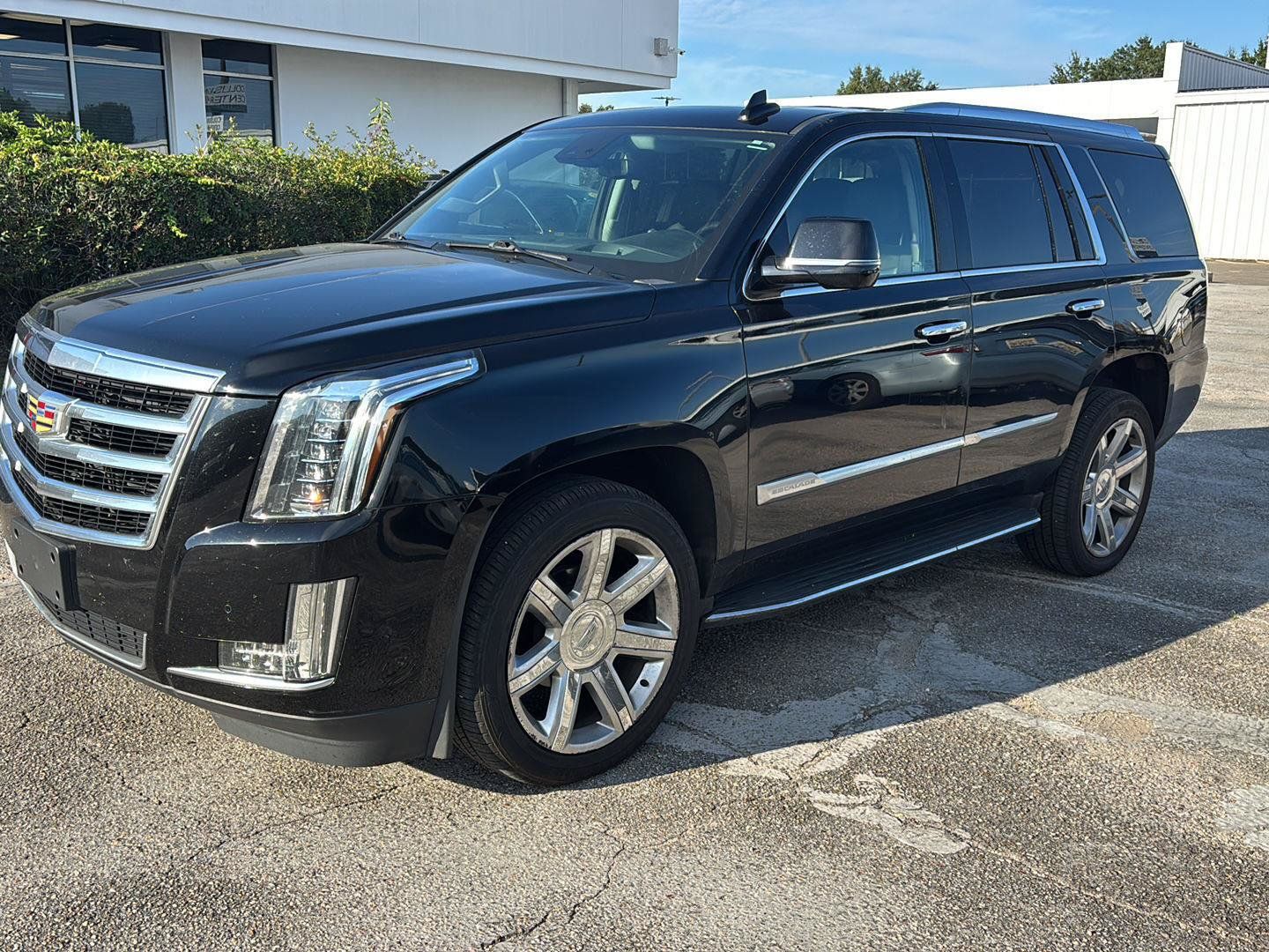 Used 2020 Cadillac Escalade Luxury RWD image 3