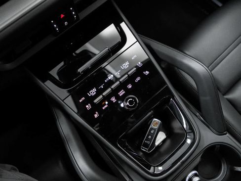 Certified 2025 Porsche Cayenne S AWD/4WD image 27