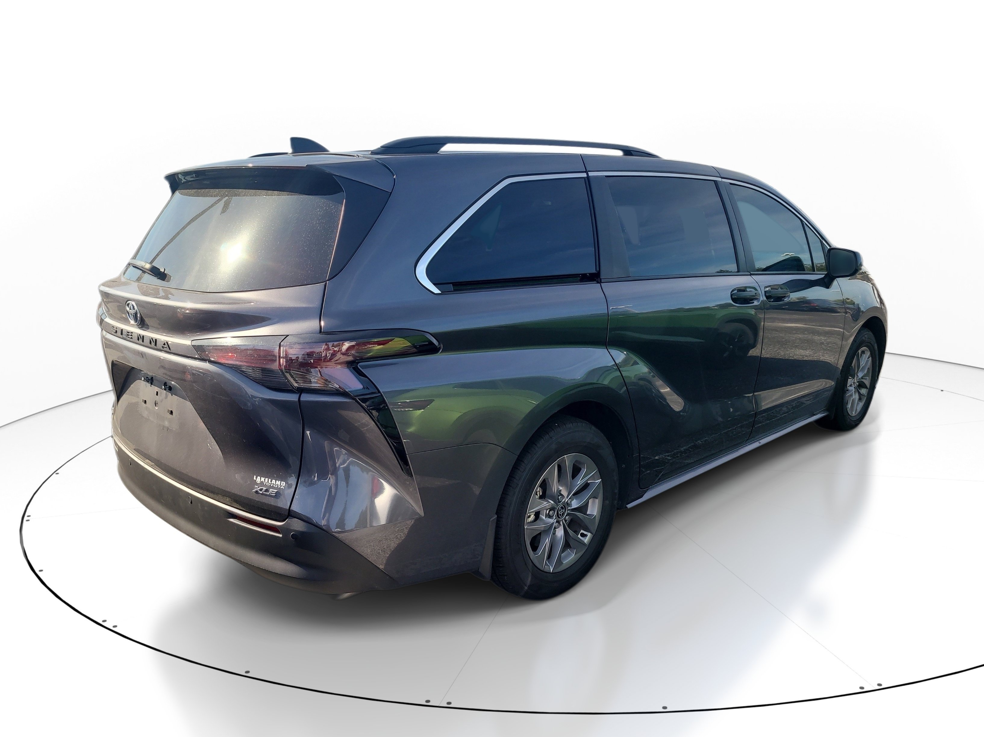 Used 2025 Toyota Sienna XLE FWD image 7