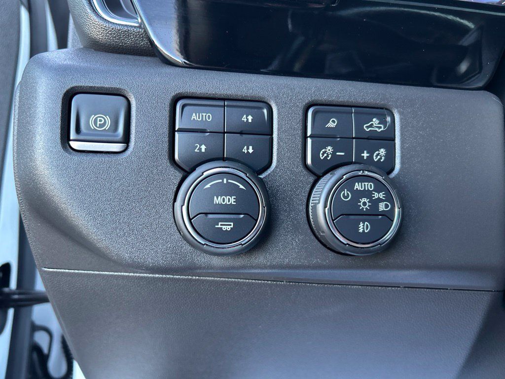 Used 2025 Chevrolet Silverado 1500 LT Trail Boss w/ Convenience Package II AWD/4WD image 21