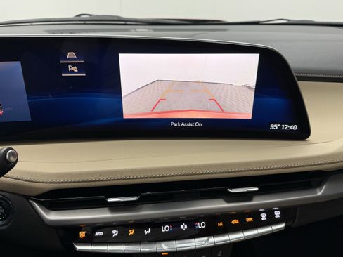 Used 2024 Cadillac XT4 Luxury w/ Cold Weather Package FWD image 19