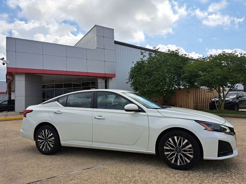 Used 2023 Nissan Altima 2.5 SV AWD/4WD image 3