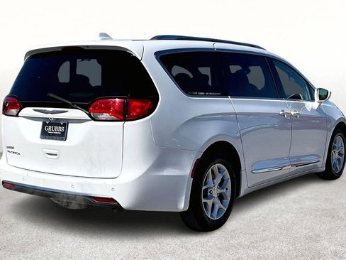 Used 2017 Chrysler Pacifica Touring-L Plus w/ Tire & Wheel Group image 2