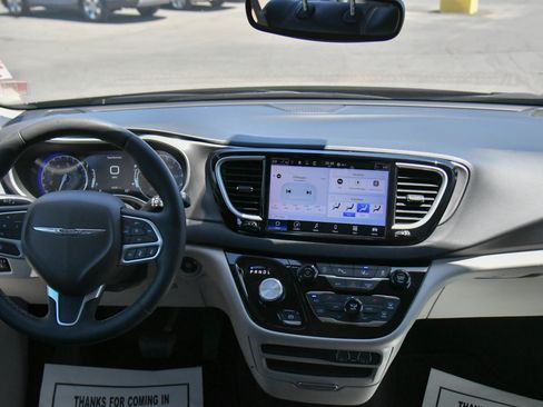 Used 2023 Chrysler Pacifica Touring-L FWD image 40