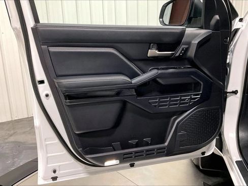 Used 2025 Toyota 4Runner Limited AWD/4WD image 23