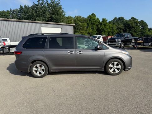 Used 2016 Toyota Sienna LE FWD image 5