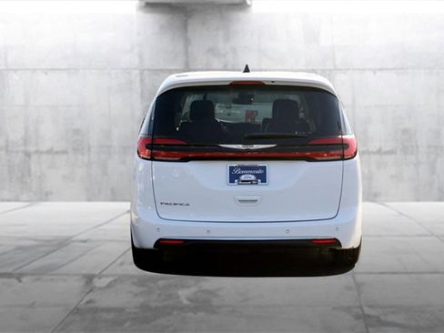 Used 2024 Chrysler Pacifica Touring-L image 6