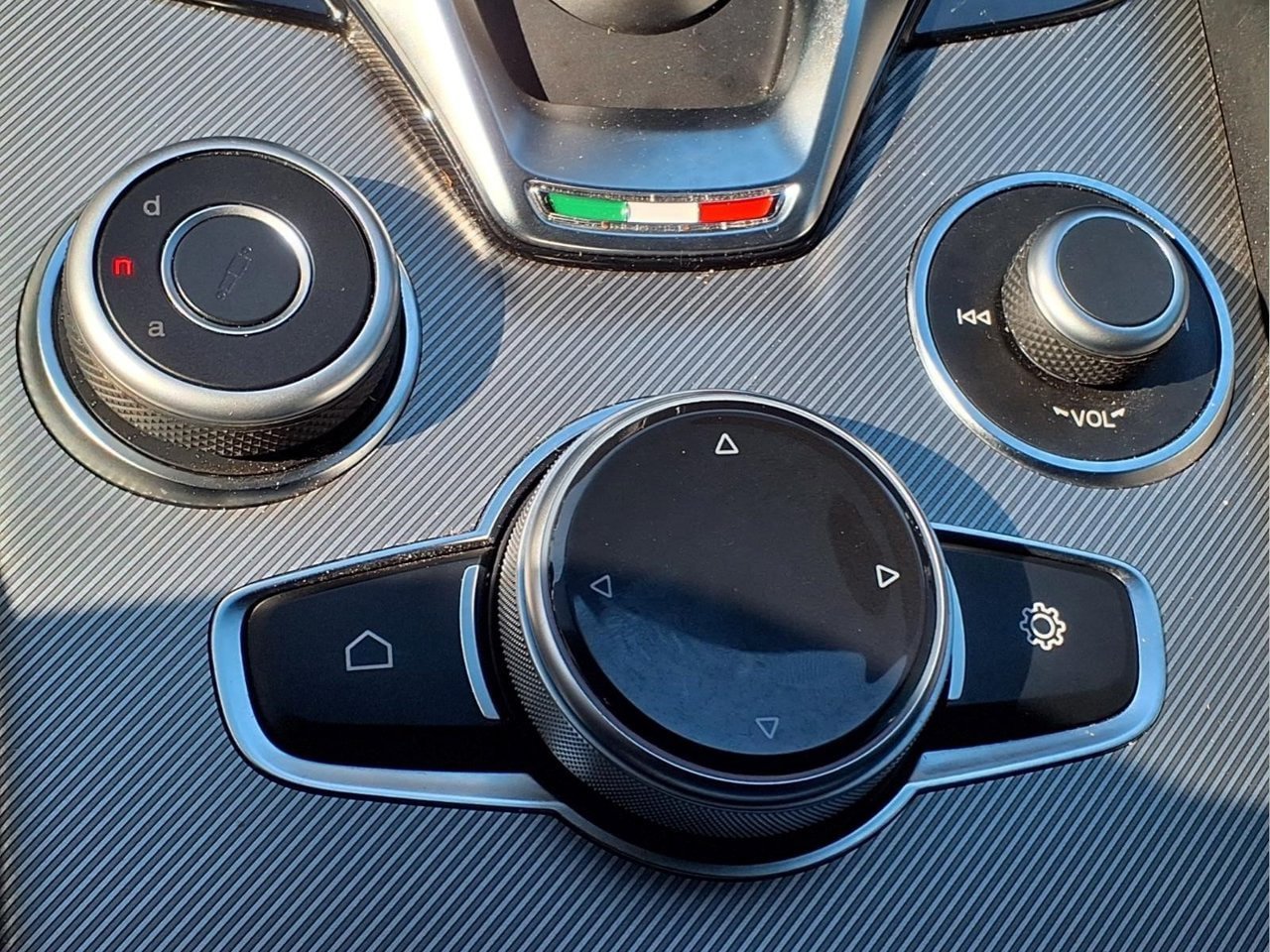 Used 2025 Alfa Romeo Giulia AWD w/ Driving Assist Package image 18
