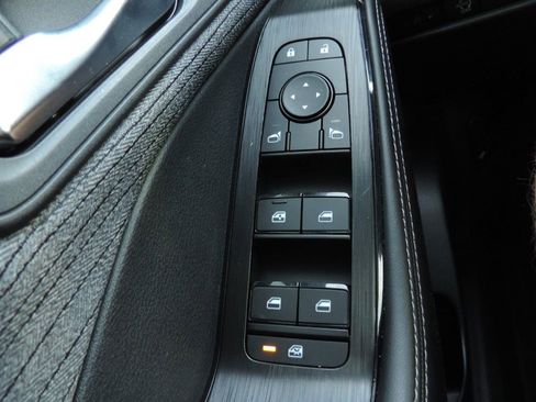 Used 2023 Nissan Rogue SV FWD image 25