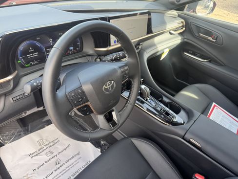 Certified 2025 Toyota Crown Signia image 13