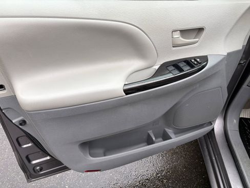 Used 2013 Toyota Sienna LE image 13