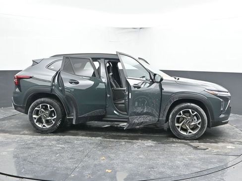 Used 2025 Chevrolet Trax LT image 57