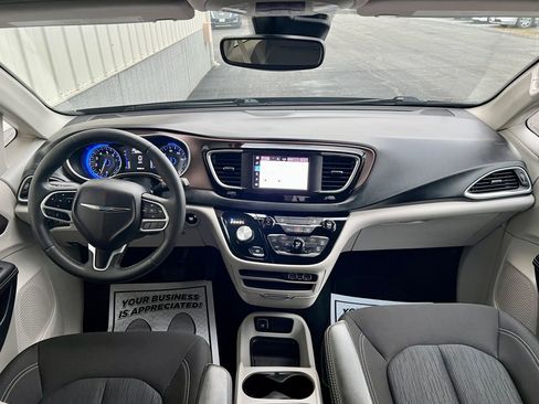 Used 2024 Chrysler Voyager LX image 16